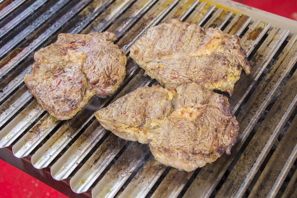Steak de viande grillé sur le gril — Photo