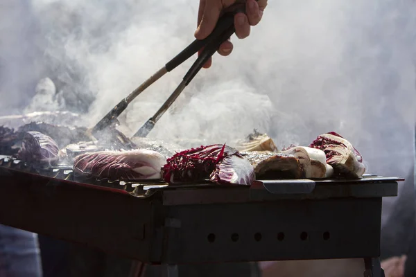 Gegrilde varkensribbetjes en rood witloof op de grill — Stockfoto