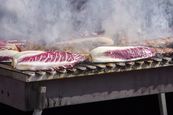 Gegrilde varkensribbetjes en rood witloof op de grill — Stockfoto