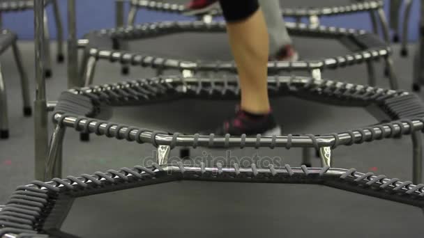 Jong meisje Fitness oefening op een Mini Trampoline — Stockvideo