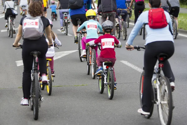 Gruppe af cyklist i løbet af gaden race - Stock-foto