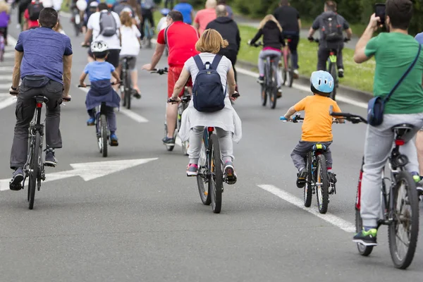 Gruppe af cyklist i løbet af gaden race - Stock-foto