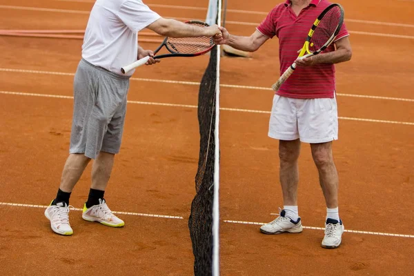 Giocatori di tennis stringono la mano dopo la partita di tennis — Foto Stock