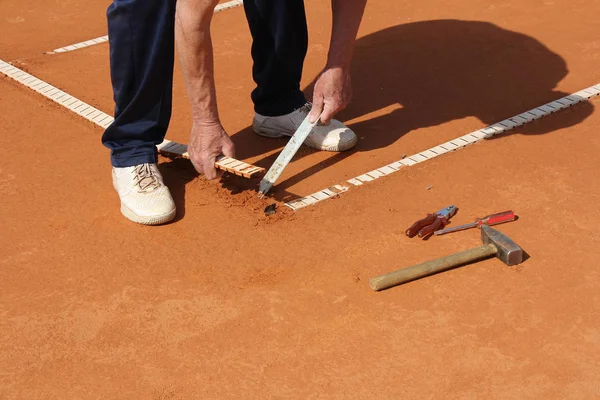 Trabajador Reparación de líneas en una cancha de tenis — Foto de Stock
