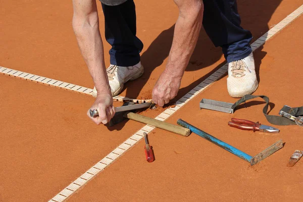 Operário Reparação de linhas em quadra de tênis — Fotografia de Stock