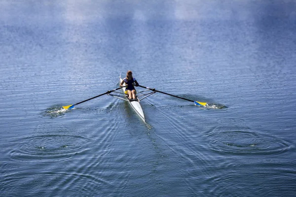 Young woman rowing in boat on the lake — Stock Photo, Image