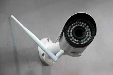 Binanın duvarına kablosuz güvenlik kamerası