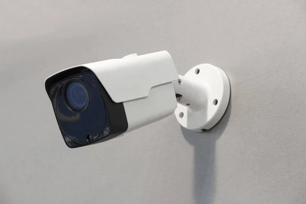 Wireless surveillance camera on the wall of the building — Stock Photo, Image