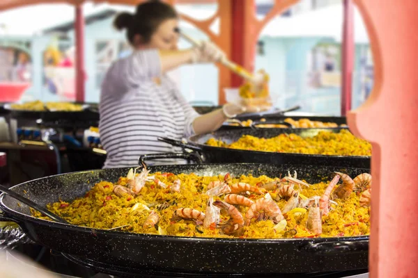 Semt pazarı standında satılan deniz ürünleri paella — Stok fotoğraf