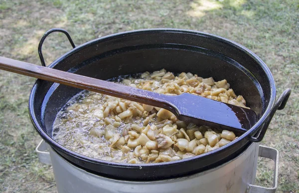 Fläsk fettgrevar kokta i en stor skål — Stockfoto