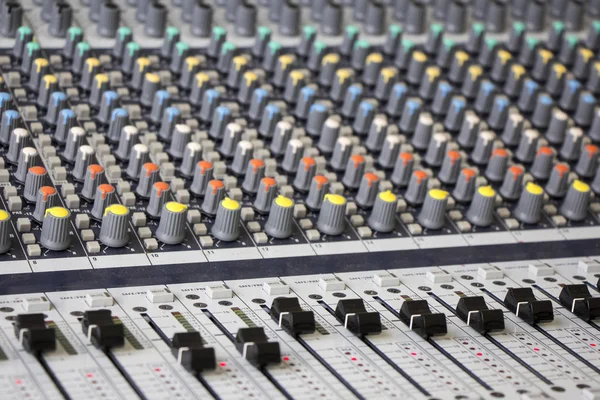 Console de mixage sonore professionnelle avec boutons — Photo