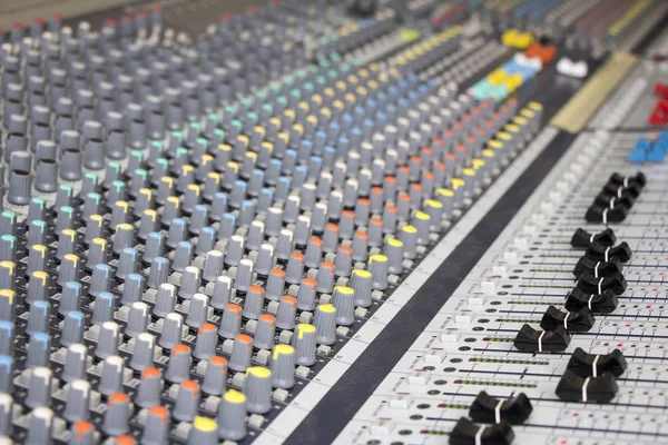 Console de mixage sonore professionnelle avec boutons — Photo