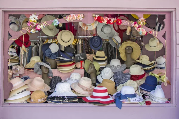 Open market stall with summer straw hats — Stock Photo, Image
