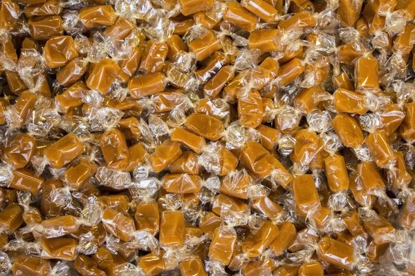A lot of  Caramel candies Wrapped in cellophane — Stock Photo, Image