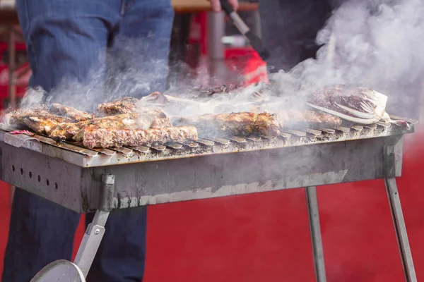 Szakács bbq grillezett sertésborda, a füst — Stock Fotó