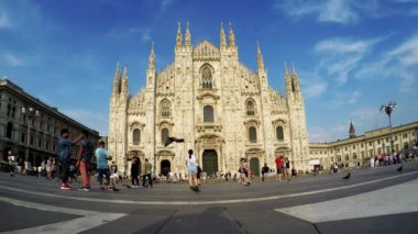 Milan Katedrali Duomo Milano 4 k video yürüyen turist