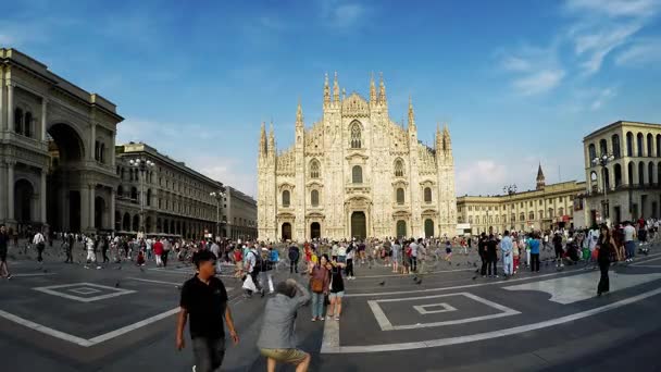 Touristen zu Fuß in der Nähe der Mailänder Kathedrale duomo milano, 4k video — Stockvideo