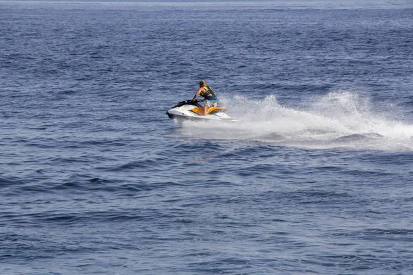 这位年轻人骑摩托艇在蓝色的大海 — 图库照片