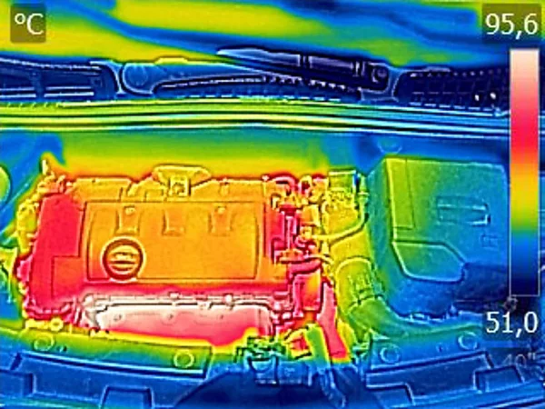 Imagem infravermelha da termovisão que mostra, motor do carro após a condução — Fotografia de Stock