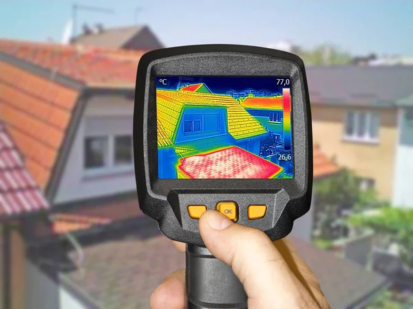 Recording Warmed roofs on family homes with thermal camera — Stock Photo, Image
