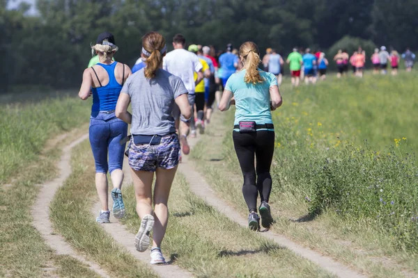 Ομάδα νέων ανθρώπων στην εξωτερική cross-country τρέχει μαραθώνιο — Φωτογραφία Αρχείου