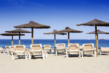 Sandalye ve şemsiye güzel bir kumsalı Ibiza at üzerinde
