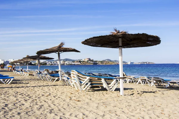 椅子和遮阳伞在伊维萨岛的美丽的海滨沙滩上 — 图库照片