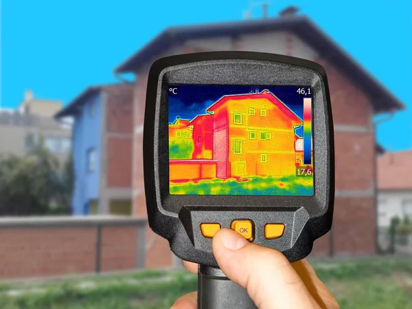 Recording House with or without facade With Thermal Camera — Stock Photo, Image