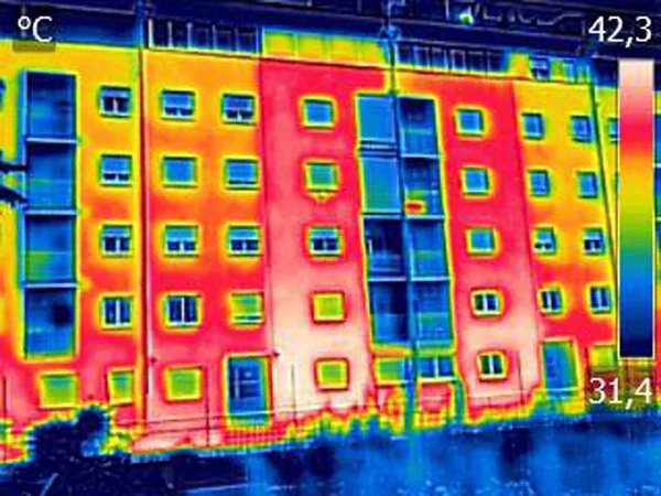 Imagen de termovisión infrarroja que muestra falta de aislamiento térmico o — Foto de Stock