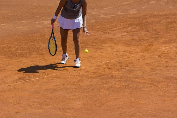 Een vrouw tennisser voorbereiden om te dienen in tennis cort — Stockfoto