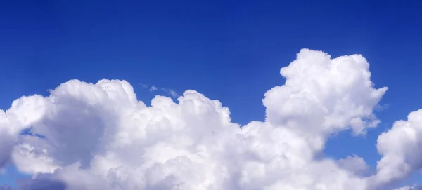 Nubes blancas en el cielo azul como patrón sin costuras —  Fotos de Stock