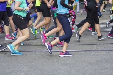Maraton yarışı şehir yolda çalışan