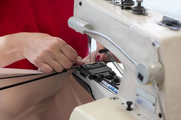 Las manos de la mujer durante la costura con máquina de coser — Foto de Stock