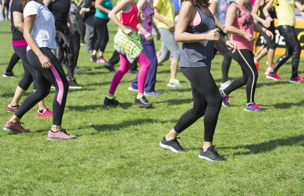 Groep van jonge meisjes uitoefening fitness met dansen in de stad — Stockfoto