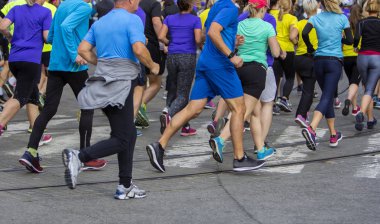 Maraton yarışı şehir yolda çalışan