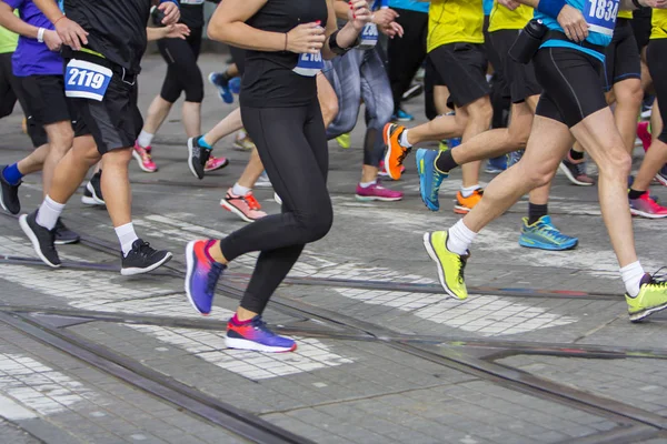 Maratona corrida na estrada da cidade — Fotografia de Stock