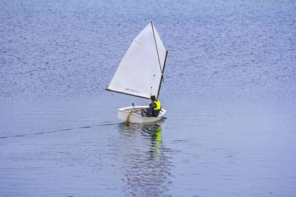 Спортивный парусный спорт на небольших лодках на озере — стоковое фото