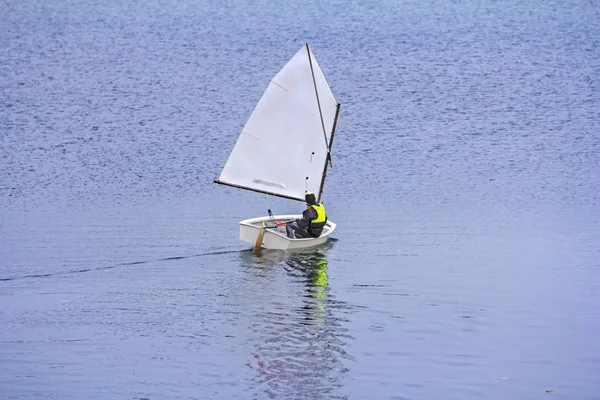 Sports sailing in small boats on the lake — Stock Photo, Image