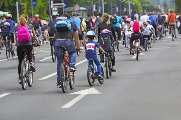 Radfahrergruppe bei Radrennen auf den Straßen der Stadt — Stockfoto