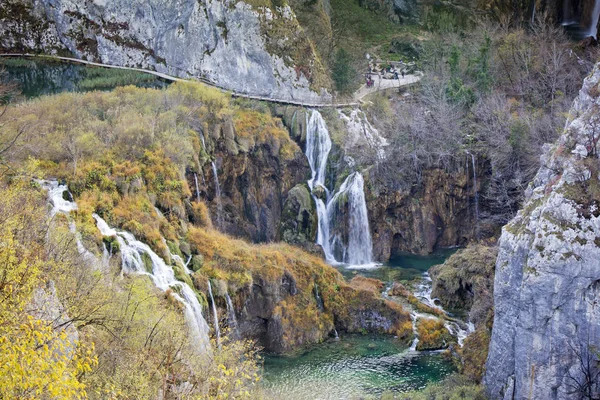Vue d'automne de belles cascades dans les lacs de Plitvice — Photo