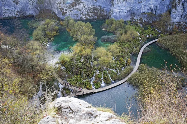 Vue d'automne de belles cascades dans les lacs de Plitvice — Photo