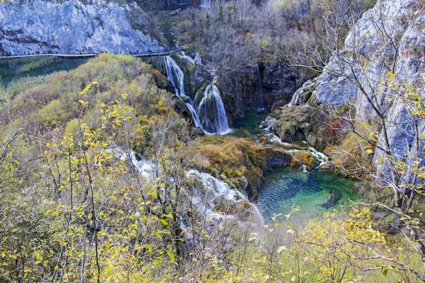Vue d'automne de belles cascades dans les lacs de Plitvice National P — Photo