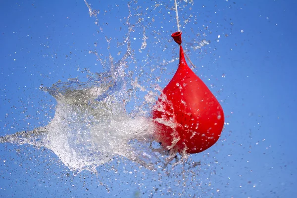 Explosão de balão cheio de água no fundo do céu — Fotografia de Stock