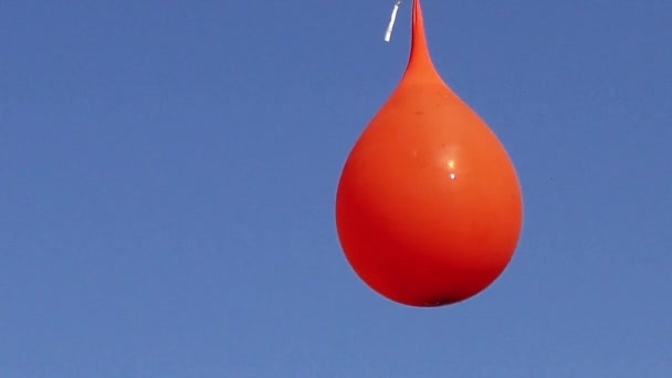 Esplosione di palloncino pieno d'acqua su sfondo cielo, video Full HD — Video Stock