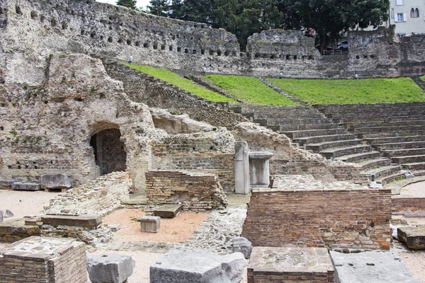 Ruinerna av antika romerska amfiteatern i Trieste, Italien — Stockfoto