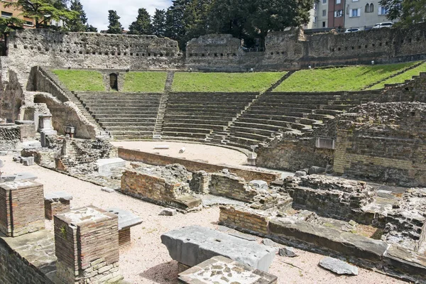 Ruinerna av antika romerska amfiteatern i Trieste, Italien — Stockfoto