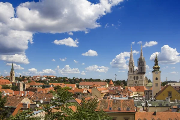 Catedral de Zagreb y la iglesia de Santa Catalina, vista panorámica desde Up — Foto de Stock