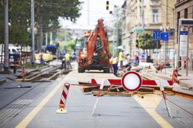 İşçiler şehir tramvay hattı onarmak