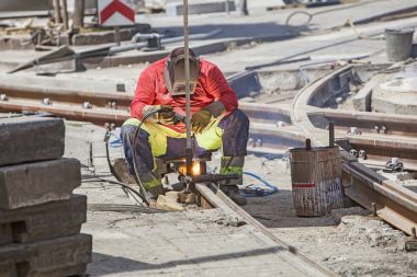 İşçi koruyucu maske kaynak tramvay ile şehir içinde izler