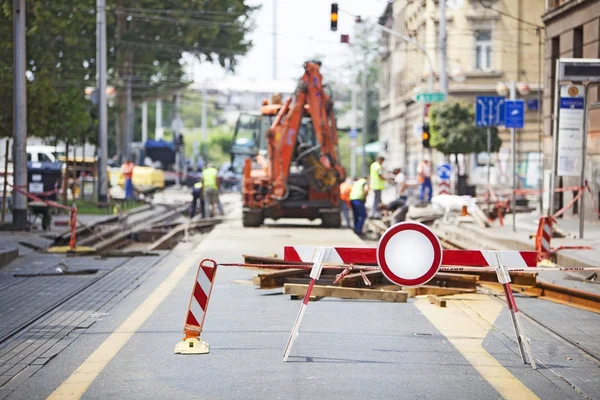 Pracowników naprawy linii tramwajowej w mieście — Zdjęcie stockowe